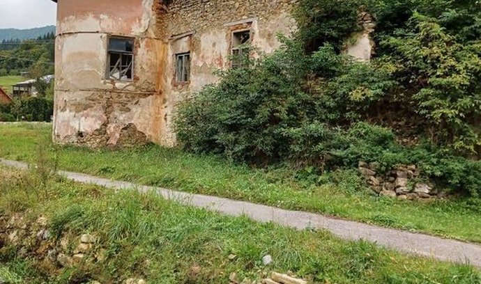 Renesanční zámeček na Slovensku můžete koupit i za méně než dva miliony korun! Jeden takový je na prodej za 75 tisíc eur v obci Súľov-Hradná (Bytča) a je dokonce zapsaný na seznamu kulturních památek, už z fotek je ale patrné, že potřebuje kompletní rekonstrukci.