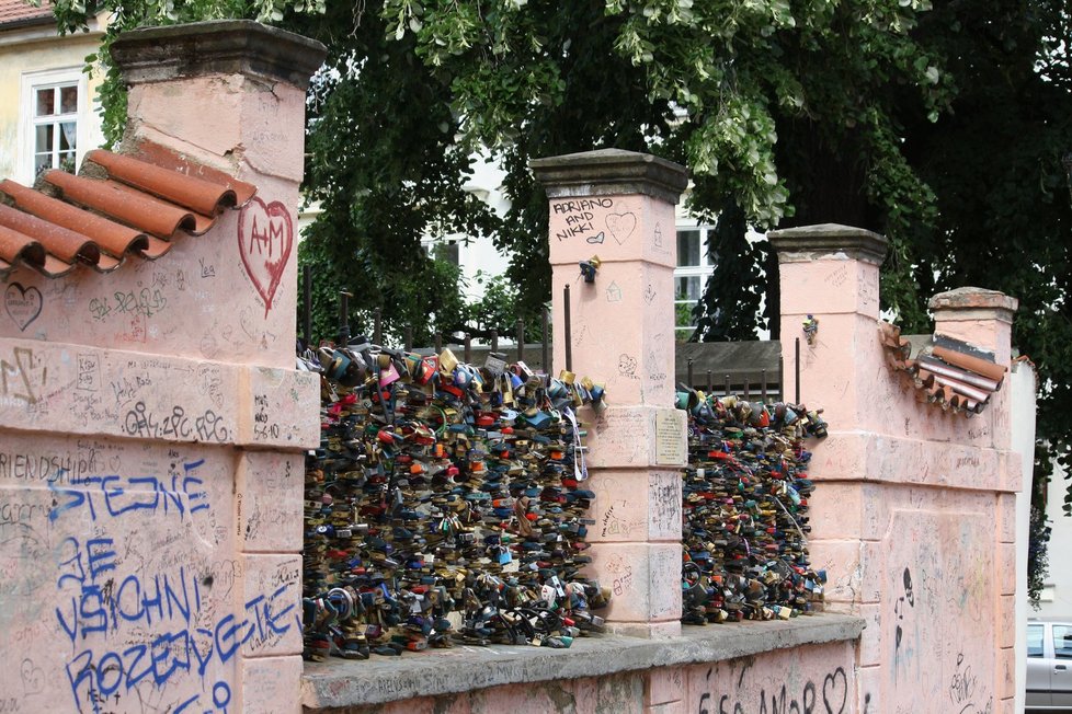 Zámky zamilovaných se objevují na Karlově mostě i u Čertovky. Pravidelně je odstraňují.