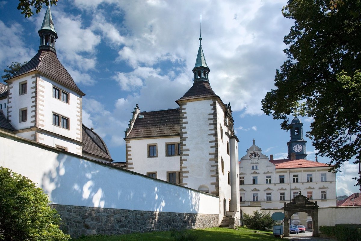 Zámek Benešov nad Ploučnicí Láká na nově otevřenou unikátní obrazovou galerii Thunů v Horním zámku. Dnes a zítra také na velikonočně vyzdobený Dolní zámek. Otevřeno: 10 až 16 hodin Vstupné: 70 Kč, snížené 50 Kč