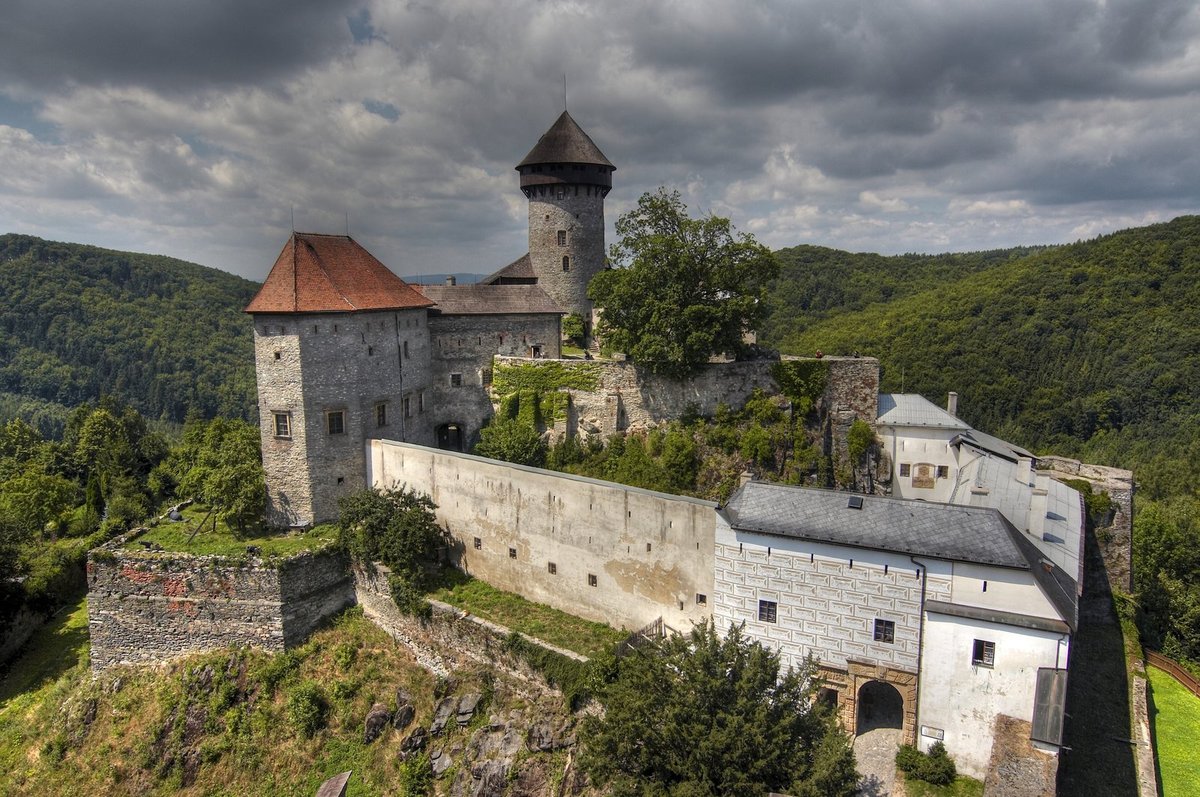 Hrad Sovinec O víkendech po celý rok se uskuteční středověký rytířský festival. Ode dneška do Velikonočního pondělí si můžete prohlédnout rekvizity z barrandovských filmových ateliérů. Otevřeno: 9 až 17 hodin Vstupné: 80 Kč, snížené 40 Kč