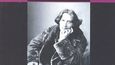 OSCAR WILDE: DE PROFUNDIS.  Láska nebyla vždycky největším darem a nejsladším citem - zvláště homosexuálové v dějinách neměli na růžích ustláno. Irský spisovatel a dramatik Oscar Wilde kvůli svým sexuálním preferencím zakusil vězeňský chlebíček v době, kdy byl jeho Obraz Doriana Graye i nejslavnější hry dávno na světě. Otec dvou synů dostal dva roky natvrdo a tří měsíců z nich využil k sepsání dlouhého dopisu svému milému, rozmazlenému a přejemnělému šlechtici lordu Alfredu Douglasovi. V neútulné kobce žaláře v Readingu, zdeptaný těžkou prací i odloučením, Wilde nostalgicky vzpomínal na svou literární kariéru, ale neubránil se hořkým obviněním viktoriánské společnosti ani výčitkám na adresu marnivého, zhýralého Douglase. Intimní zpověď vyšla až roku 1905, pět let po spisovatelově předčasné smrti v chudobě a ústraní, ale nikoli celá - na kompletní vydání museli čtenáři počkat až do roku 1962.