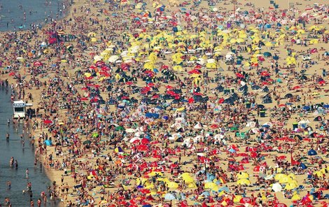Nizozemský Zandvoort: 120 metrů pláže, 2883 lidí!