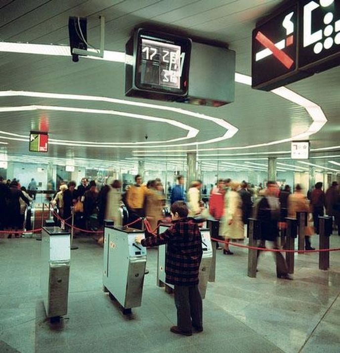 Zanikly. Pražské metro
bylo s turnikety postaveno.
V roce 1985 je ale nahradily
označovače lístků