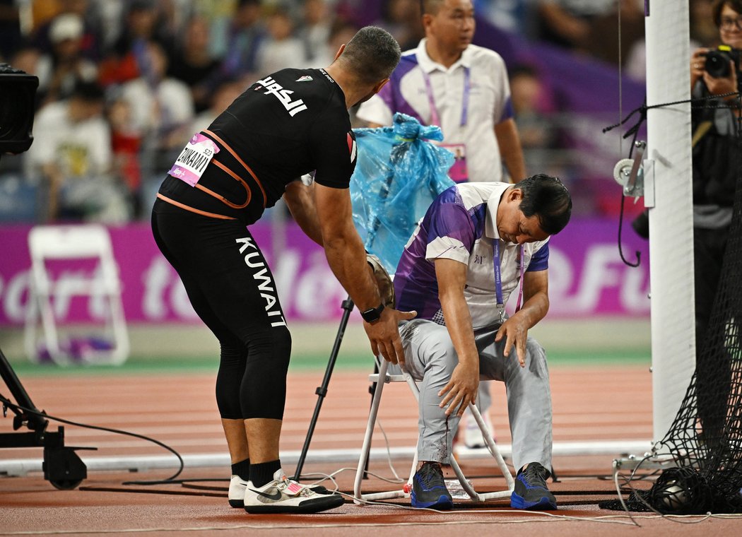 Na Asijských hrách utrpěl rozhodčí otevřenou zlomeninu nohy