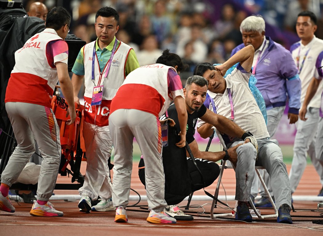 Na Asijských hrách utrpěl rozhodčí otevřenou zlomeninu nohy