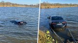 BMW skončilo po nehodě v rybníce: Řidič se chtěl vyhnout psovi