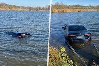 BMW skončilo po nehodě v rybníce: Řidič se chtěl vyhnout psovi