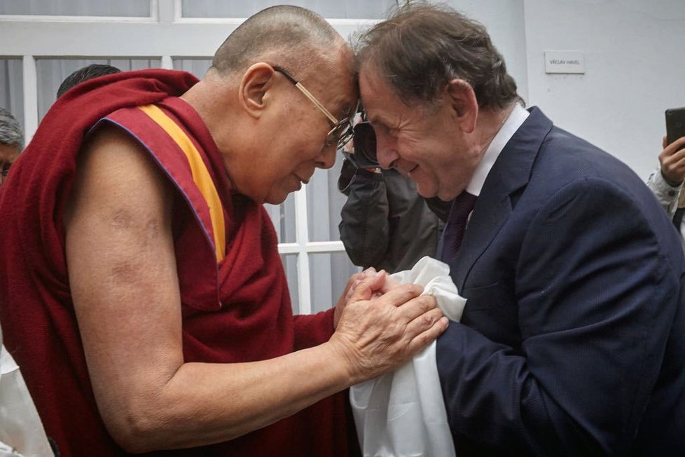 Michael Žantovský s Jeho Svatostí dalajlamou. Tibetský duchovní vůdce přijel do Česka mj. kvůli konferenci Forum 2000.