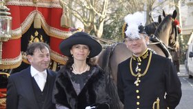 Michael Žantovský s manželkou Janou a maršálkem diplomatického sboru v době předání pověřovacích listin velvyslance ve Velké Británii