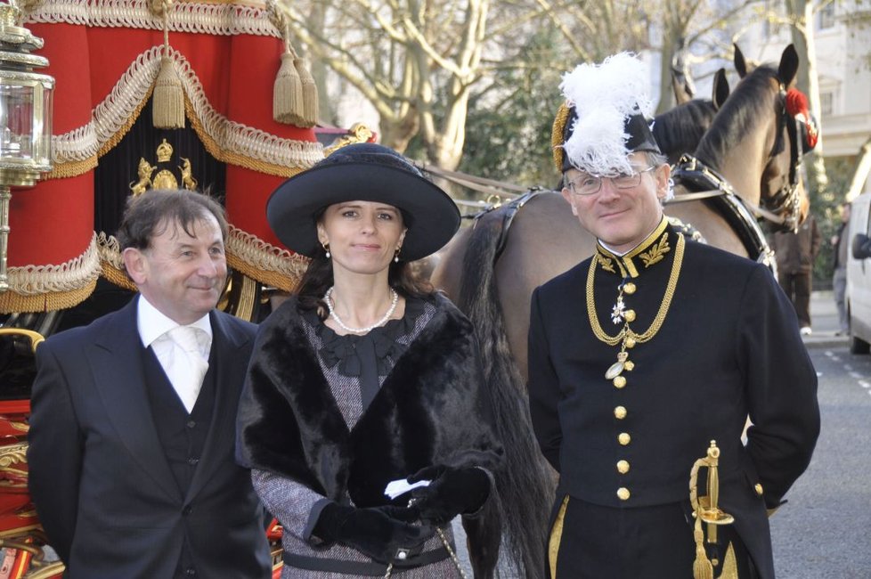 Michael Žantovský s manželkou Janou a maršálkem diplomatického sboru v době předání pověřovacích listin velvyslance ve Velké Británii