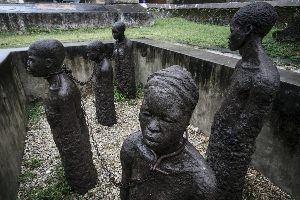 Pomník s kamenným sousoším otroků svázaných řetězy v Zanzibaru