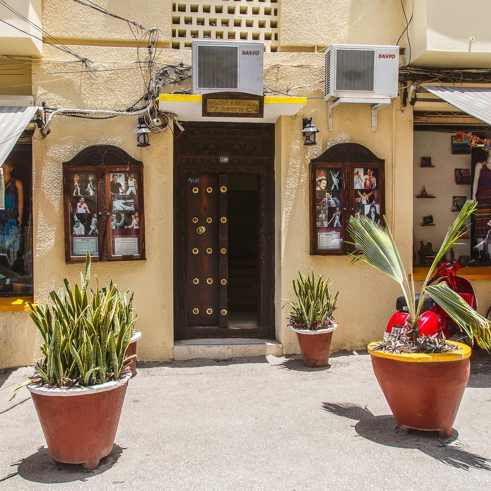 Mercury House v Zanzibar City je skromnou památkou na zpěváka Freddieho Mercuryho, který se v tomto městě narodil v roce 1946.