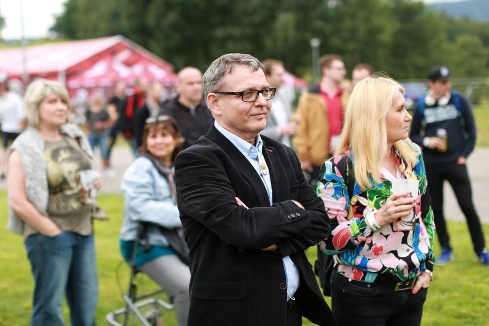 Blondýna v blízkosti Lubomíra Zaorálka (ČSSD) je jeho přítelkyně. Kvůli vztahu s politikem měla bývalá moderátorka ČT Šárka Bednářová i problémy v televizi. Teď spolu nejen žijí, ale i pracují. Bednářová lídra sociálních demokratů doprovází při kampani.