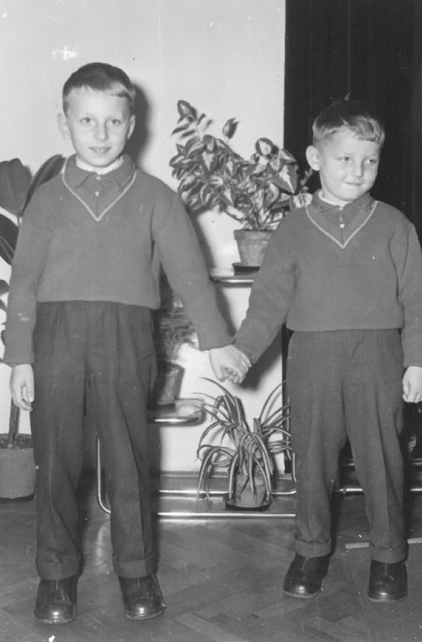 Vánoční besídka zaměstnanců Nové huti K. Gottwalda, prosinec 1962. Malý Lubomír Zaorálek se svým starším bratrem Jaroslavem