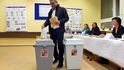 Lídr ČSSD Lubomír Zaorálek odevzdal 20. října svůj hlas ve volbách do Poslanecké sněmovny ve volební místnosti v Základní škole Jana Šoupala v Ostravě.