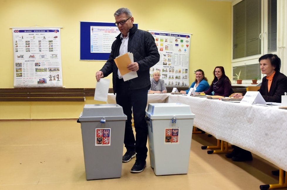 Lídr ČSSD Lubomír Zaorálek odevzdal 20. října svůj hlas ve volbách do Poslanecké sněmovny ve volební místnosti v Základní škole Jana Šoupala v Ostravě.