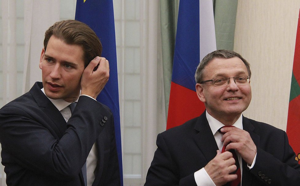 Oba ministři před tiskovou konferencí: Sebastian Kurz (vlevo) a Lubomír Zaorálek (vpravo).
