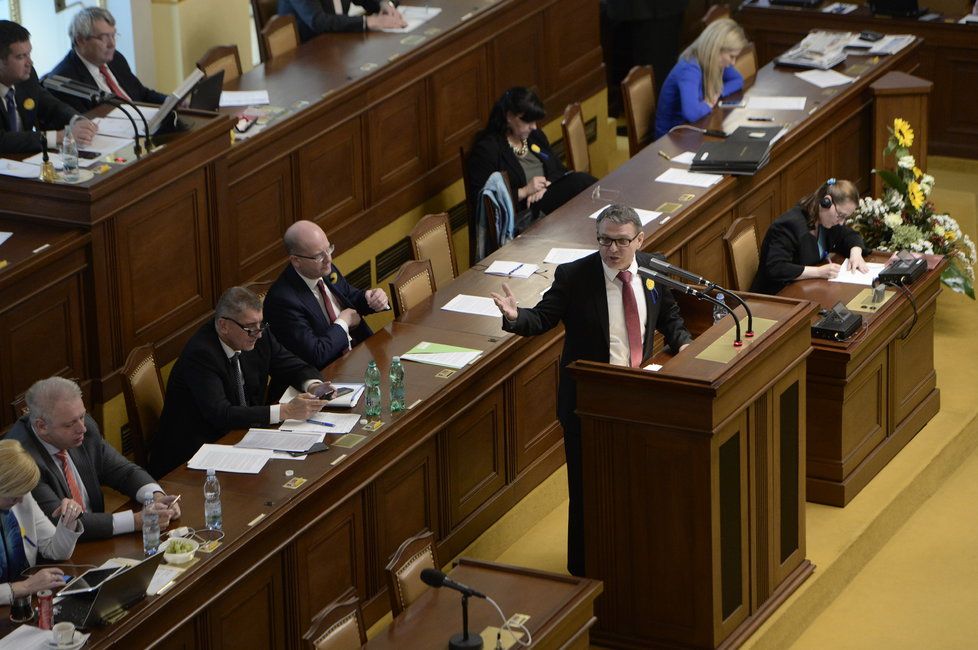 Místopředseda ČSSD a ministr zahraničí vystoupil při mimořádné schůzi sněmovny k nahrávkám s Andrejem Babišem s emotivním projevem.