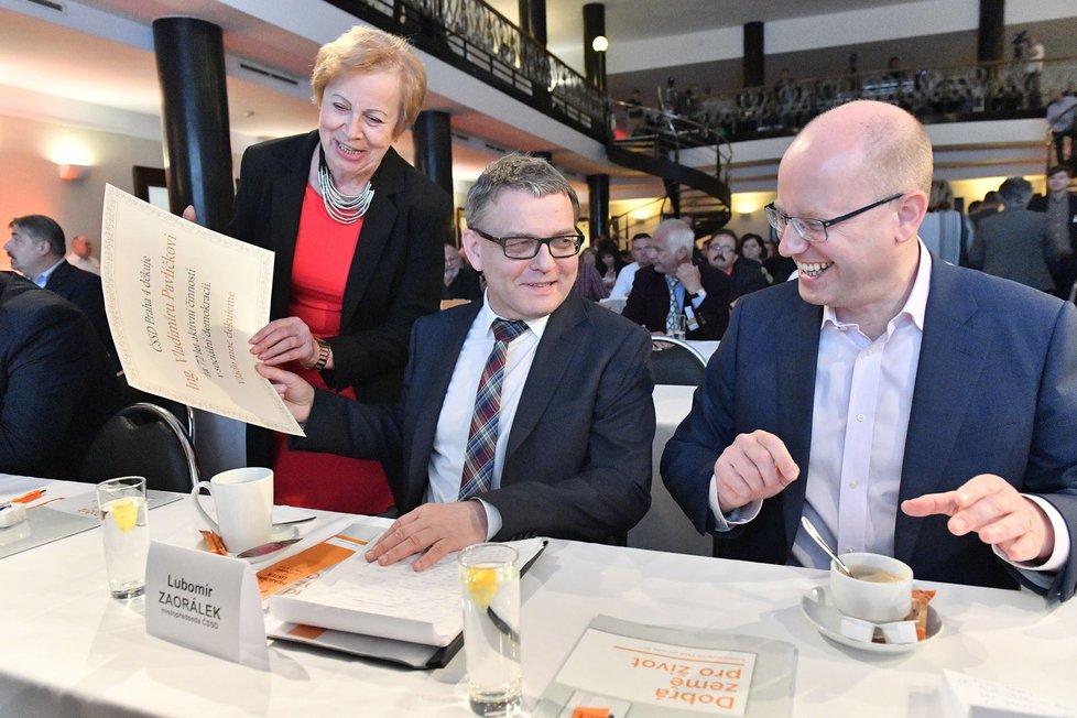 Lubomír Zaorálek a Bohuslav Sobotka zamířili do Slovanského domu společně.