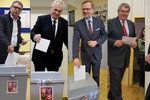 Volby 2017: Zleva Lubomír Zaorálek (ČSSD), Miloš Zeman, Petr Fiala (ODS), Vojtěch Filip (KSČM) a Andrej Babiš (ANO)