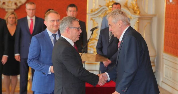 Vláda je kompletní. Zeman jmenoval Babišova odpůrce Zaorálka šéfem kultury