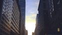 Západ slunce nad Manhattanem pozorují tisíce lidí - je to velká rarita, když se ukáže přímo mezi slavnou 72. avenue.