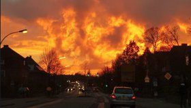 Hamburk tento týden zachvátil nezvykle intenzivní západ slunce. Jeden obyvatel z toho byl tak v šoku, že zavolal hasiče.