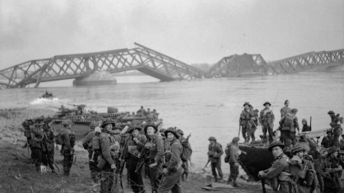 Překročení Rýnu britskými jednotkami 24. března 1945. V pozadí je vidět most  zničený ustupujícími německými jednotkami.