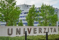 Audit na univerzitě v Plzni odhalil podezřelá stipendia: Exděkan měl vybírat peníze od studentky