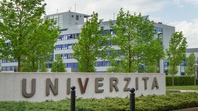 Audit na univerzitě v Plzni odhalil podezřelá stipendia: Exděkan měl vybírat peníze od studentky 