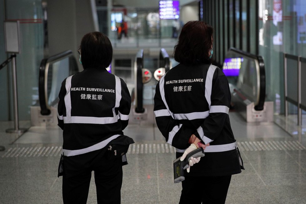 Na čínských letištích je cestujícím preventivně měřena tělesná teplota