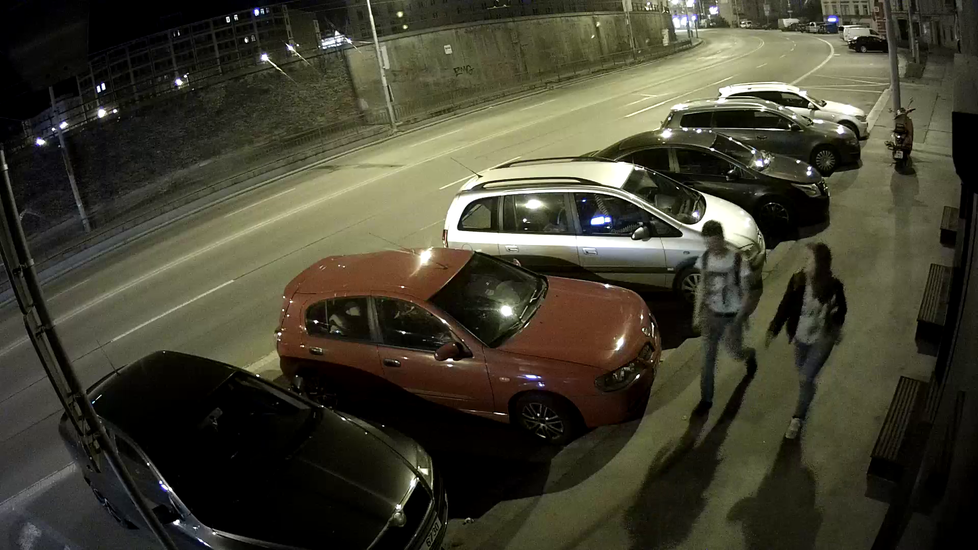 Policie hledá tuto dvojici jako svědky události.