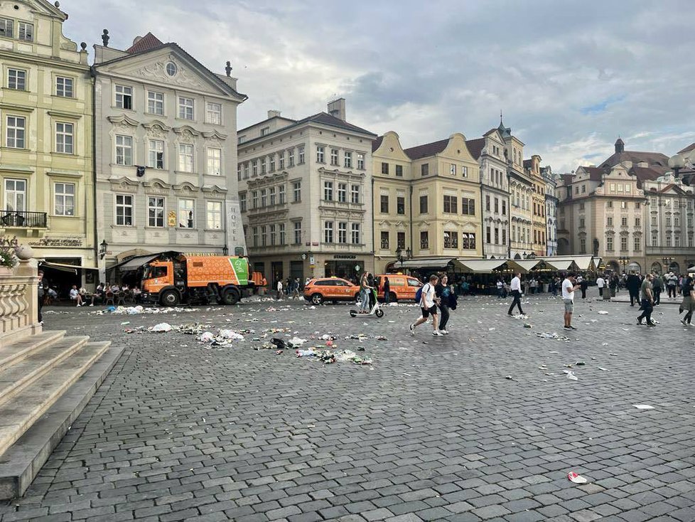 Úklid na Staroměstském náměstí.