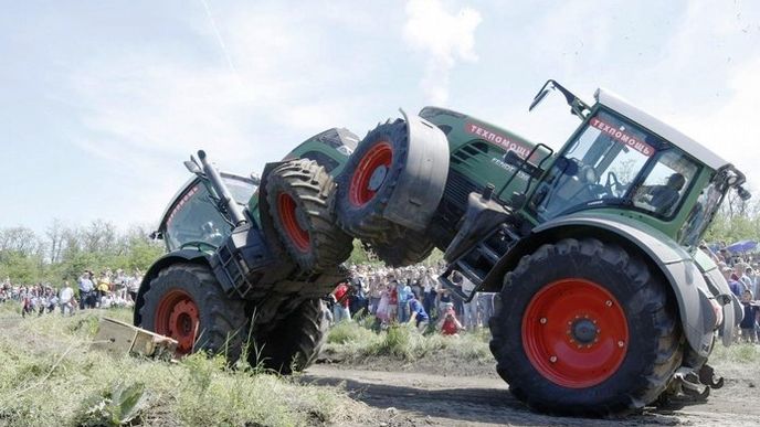 zápasící traktory