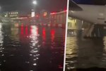 Záplavy na největším německém letišti: Cestující byli uvězněni v letadle