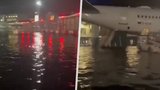 Záplavy na největším německém letišti: Voda cestující uvěznila v letadle!
