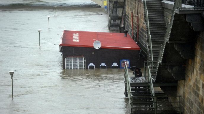 Zaplavená restaurace na náplavce na Rašínově nábřeží v Praze při povodni 3. června.