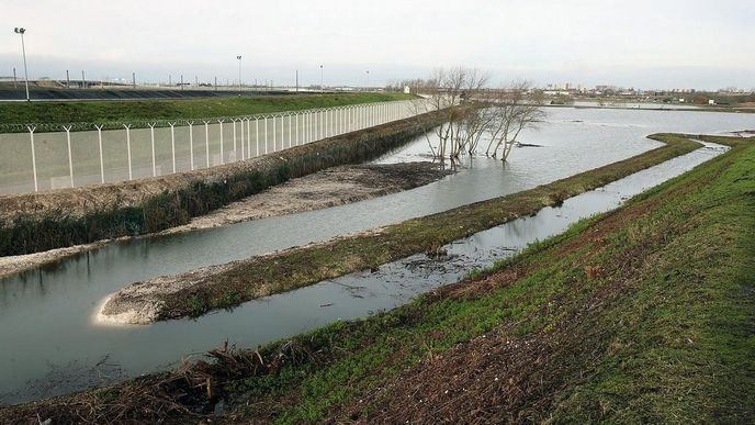 Zaplavené okolí Eurotunelu