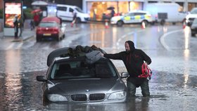 Záplavy v Sheffieldu uvěznily desítky lidí v nákupním centru