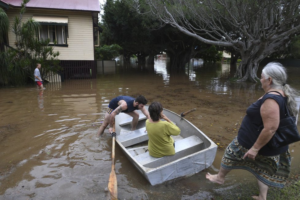Austrálii po cyklonu Debbie sužují záplavy.