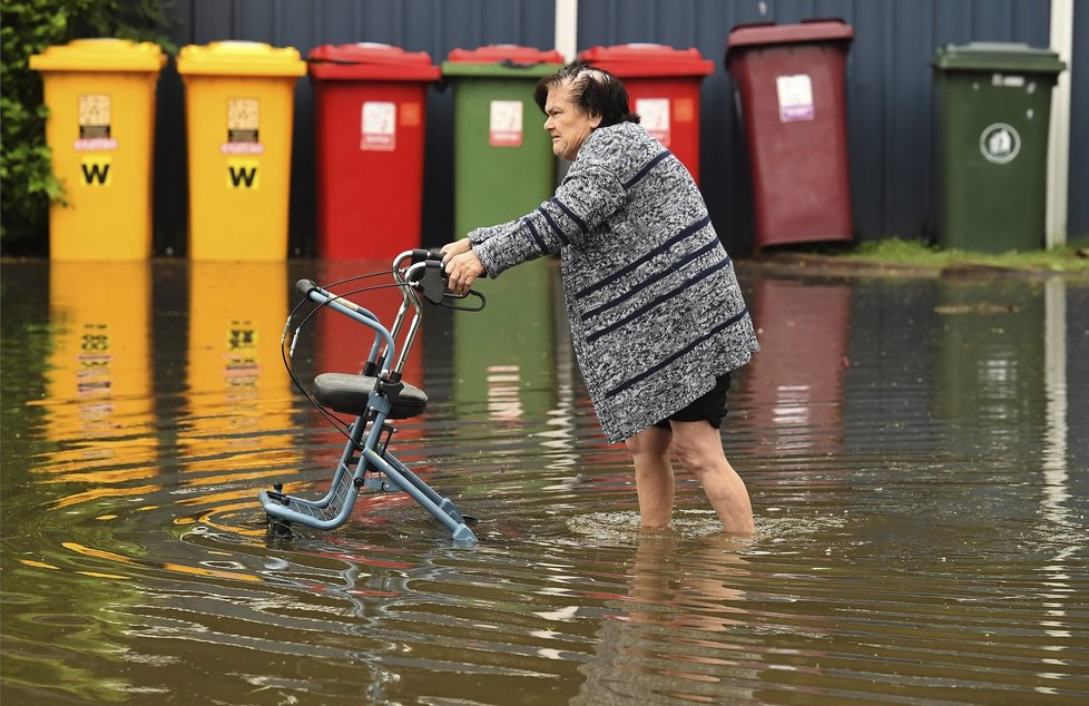 Austrálii po cyklonu Debbie sužují záplavy.