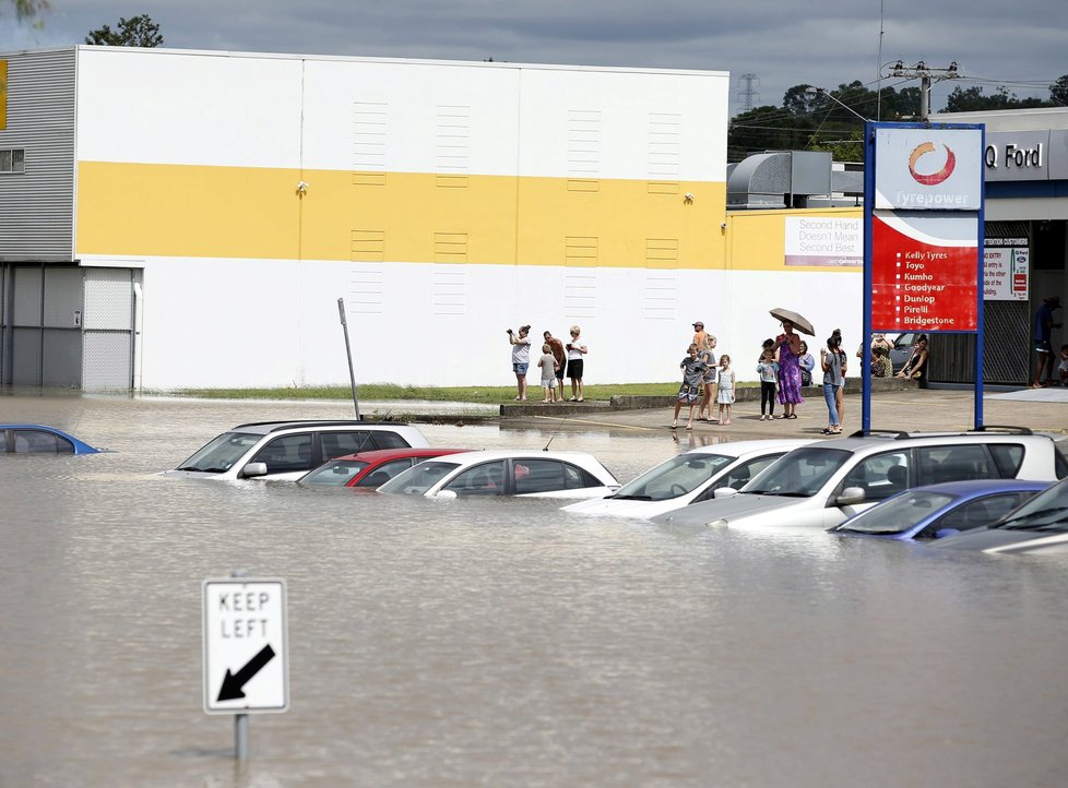 Austrálii po cyklonu Debbie sužují záplavy.