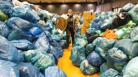Dárci přinesli pro lidi zasažené ničivou povodní na západě Německa tuny materiální pomoci