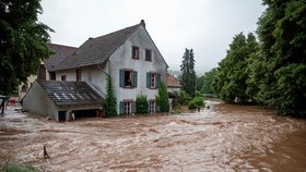 Ničivé záplavy na západě Německa a v Belgii si vyžádaly desítky lidských životů. Živel smetl domy, silnice, na některých místech se pod náporem bahna propadly celé oblasti.