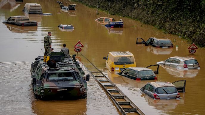 Ničivé záplavy na západě Německa a v Belgii si vyžádaly desítky lidských životů. Živel smetl domy, silnice, na některých místech se pod náporem bahna propadly celé oblasti.