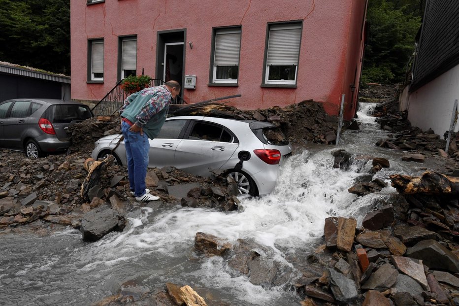 Ničivé záplavy na západě Německa a v Belgii si vyžádaly desítky lidských životů. Živel smetl domy, silnice, na některých místech se pod náporem bahna propadly celé oblasti.