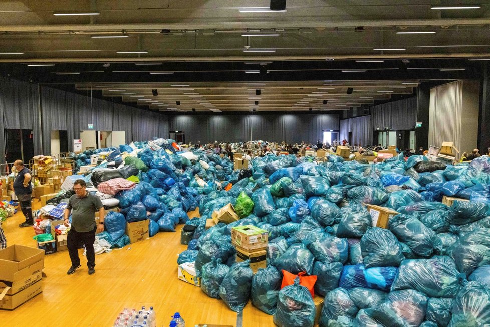 Dárci přinesli pro lidi zasažené ničivou povodní na západě Německa tuny materiální pomoci.