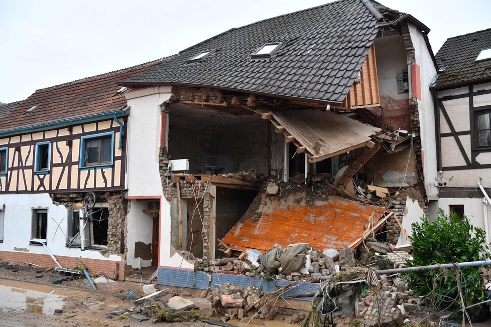Ničivé záplavy na západě Německa a v Belgii si vyžádaly desítky lidských životů. Živel smetl domy i silnice, na některých místech se pod náporem bahna propadly celé oblasti.