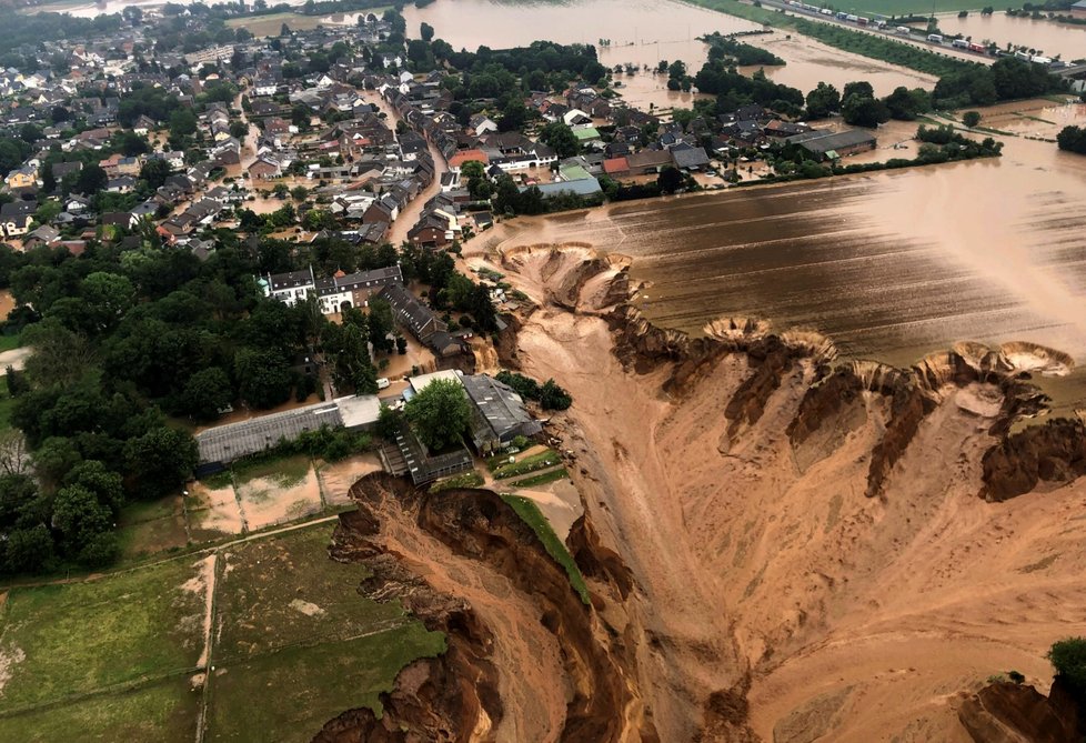 Ničivé záplavy na západě Německa a v Belgii si vyžádaly desítky lidských životů. Živel smetl domy i silnice, na některých místech se pod náporem bahna propadly celé oblasti.