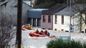 Při zápavách v Británii bylo poškozeno na 1300 domů.